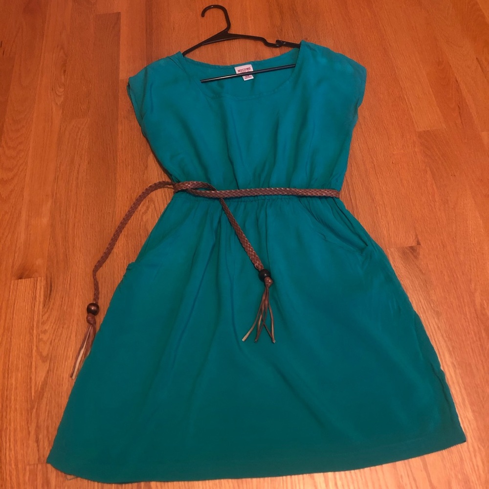 Sleeveless teal dress with pockets